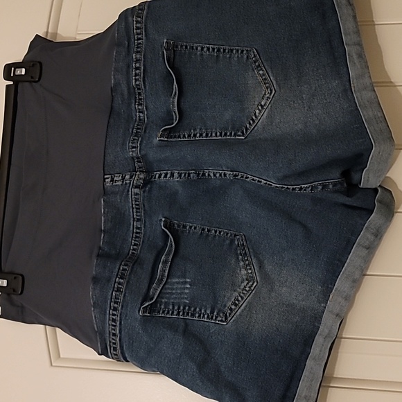 Matrnity Denim Shorts in Medium Blue Wash - Picture 4 of 5